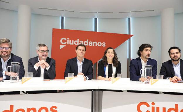 Albert Rivera, junto a su equipo de dirección, tras las elecciones del 26-M