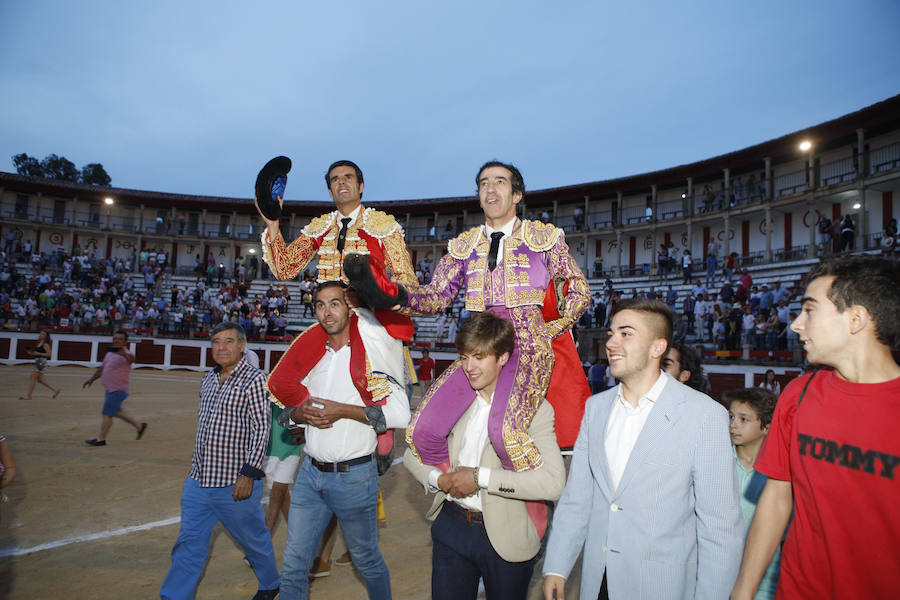 Alejandro Mora saca a su tío a hombros junto a Emilio de Justo