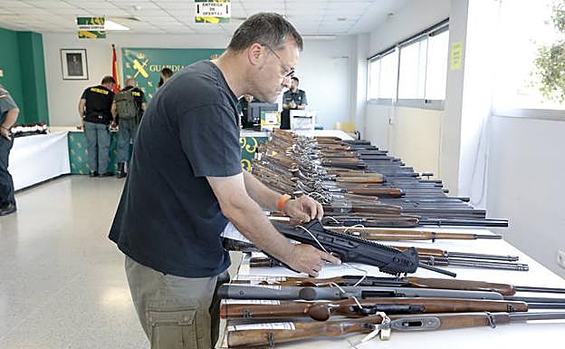 Un posible comprador maneja el subfusil de asalto que tenía un narcotraficante. 