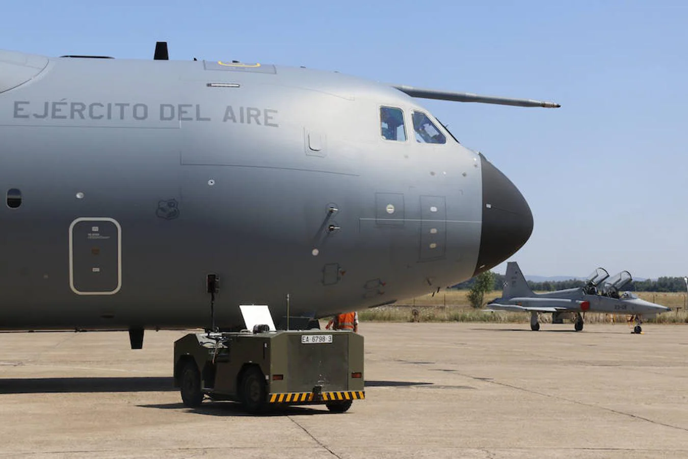 El nuevo avión militar Airbus A400M ha aterrizado este lunes en la Base Aérea de la localidad pacense de Talavera la Real, durante un vuelo de instrucción.Un aterrizaje que se ha producido este lunes siguiendo el Plan de Implantación de este avión en el Ejército del Aire, y que supone la primera vez que se recibe en Extremadura un avión militar de estas características, según informa la base aérea.