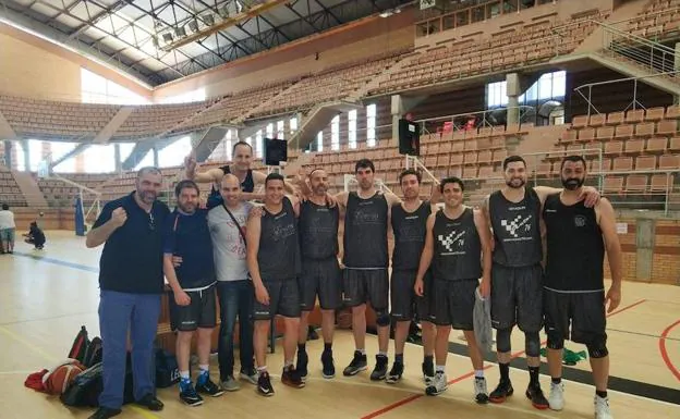 Jugadores del Baloncesto Badajoz-Mesón San Fernando celebrando la victoria en el primer partido.: