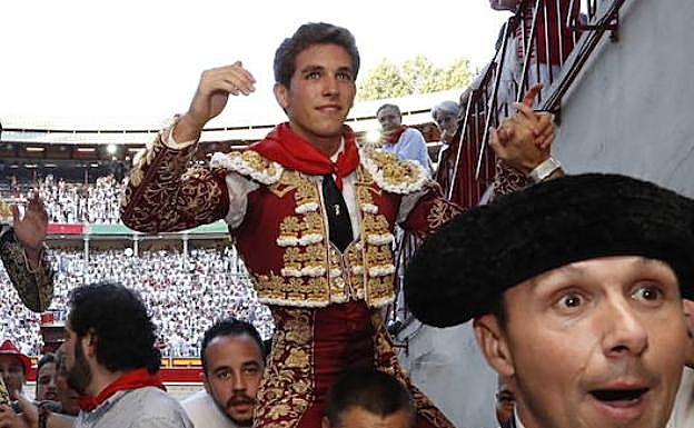 Ginés Marín en su puerta grande en Pamplona en 2017 