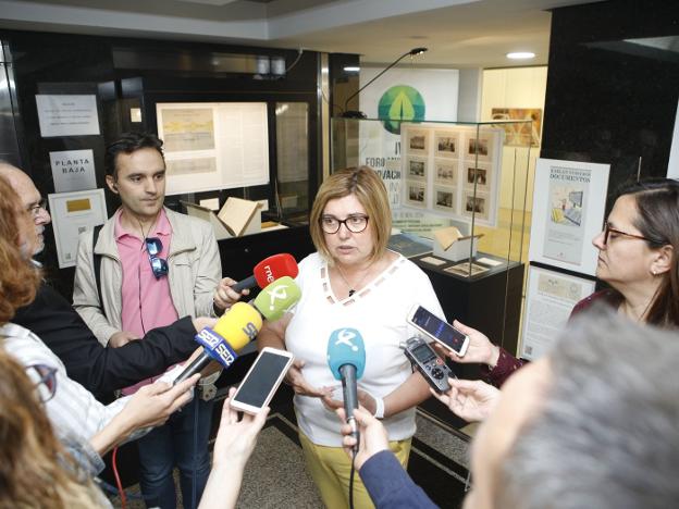 Rosario Cordero atendiendo a la prensa en la exposición sobre el Hospital Provincial. :: armando méndez