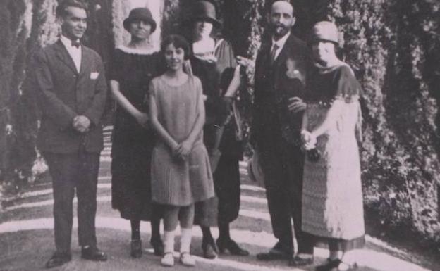 Lorca y Juan Ramón Jiménez con sus familiares en los jardines del Generalife 