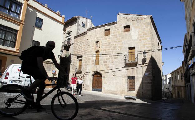 Al fondo, fachada principal del Palacio del Duque de Abrantes, situado en la esquina de la Plaza del Duque con la calle Sancti Spíritus. 