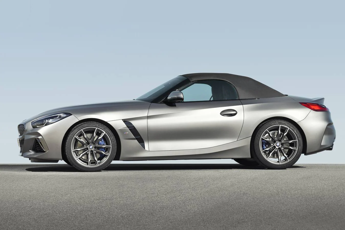 Los «roadsters» o biplazas descapotables de BMW han destacado como iconos del puro placer de conducción. Ahora, el nuevo Z4 se une a este salón de la fama de la firma bávara. Un cabrio con capota clásica de lona que cuesta desde 48.900 euros.