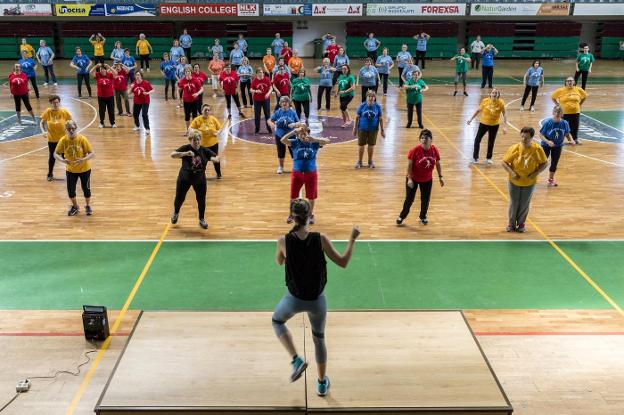 220 mujeres cierran su curso de gimnasia en Plasencia
