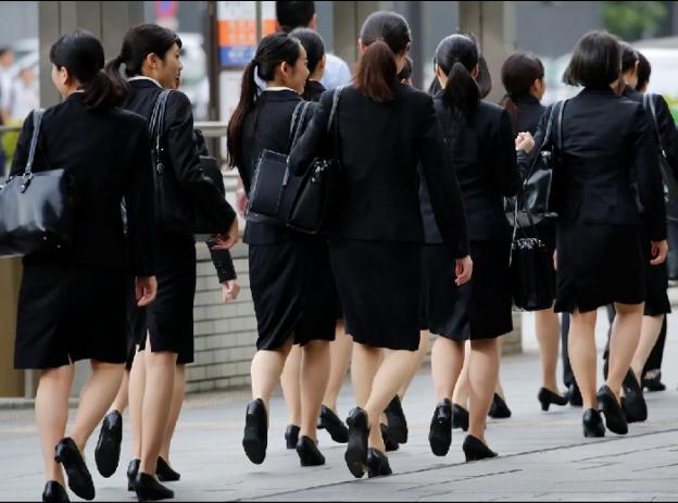 Las mujeres japonesas están obligadas a acudir al trabajo con falda y zapatos de tacón. :: r. c.