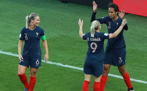 Las jugadores francesas celebran uno de los goles.