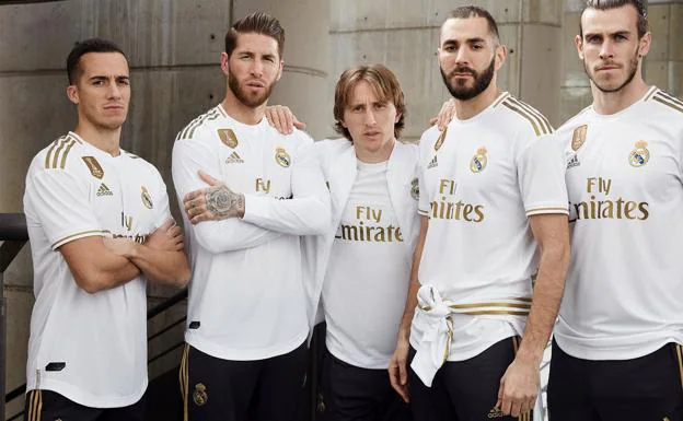 Lucas Vázquez, Sergio Ramos, Modric, Benzema y Bale posan con la nueva camiseta. 