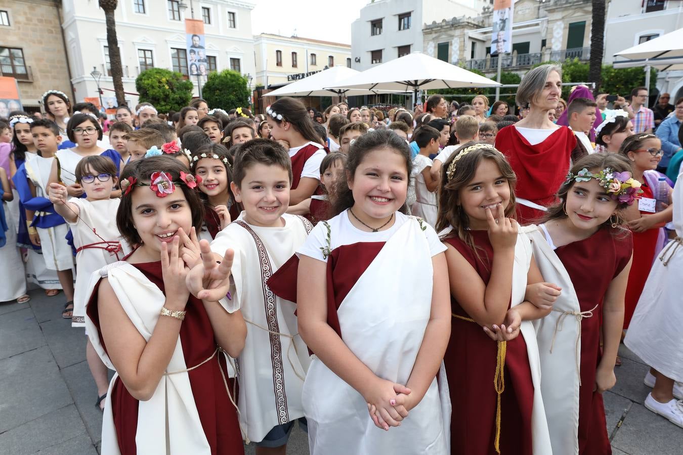 Recorrido infantil de los colegios de la ciudad ataviados de romanos con su estandarte. Plaza de España, Plaza de Santa Julia, Trajano, Concepción, San Francisco, Félix Valverde Lillo, Delgado Valencia, Santa Eulalia y Plaza de España, como motivo de la X Emerita Lvdica.