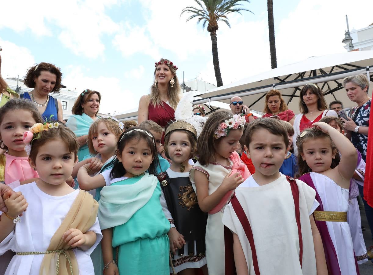 Recorrido infantil de los colegios de la ciudad ataviados de romanos con su estandarte. Plaza de España, Plaza de Santa Julia, Trajano, Concepción, San Francisco, Félix Valverde Lillo, Delgado Valencia, Santa Eulalia y Plaza de España, como motivo de la X Emerita Lvdica.