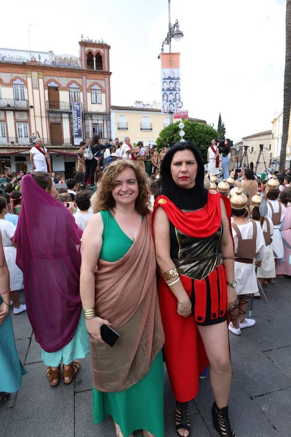 Recorrido infantil de los colegios de la ciudad ataviados de romanos con su estandarte. Plaza de España, Plaza de Santa Julia, Trajano, Concepción, San Francisco, Félix Valverde Lillo, Delgado Valencia, Santa Eulalia y Plaza de España, como motivo de la X Emerita Lvdica.