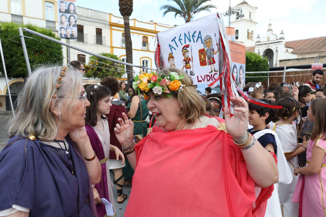 Recorrido infantil de los colegios de la ciudad ataviados de romanos con su estandarte. Plaza de España, Plaza de Santa Julia, Trajano, Concepción, San Francisco, Félix Valverde Lillo, Delgado Valencia, Santa Eulalia y Plaza de España, como motivo de la X Emerita Lvdica.