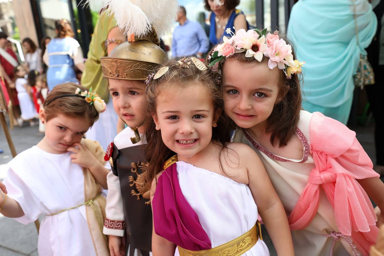 Recorrido infantil de los colegios de la ciudad ataviados de romanos con su estandarte. Plaza de España, Plaza de Santa Julia, Trajano, Concepción, San Francisco, Félix Valverde Lillo, Delgado Valencia, Santa Eulalia y Plaza de España, como motivo de la X Emerita Lvdica.