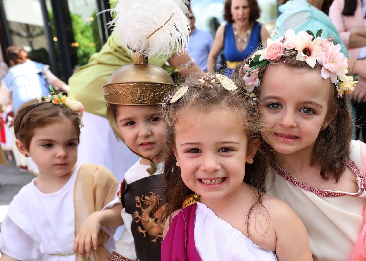 Recorrido infantil de los colegios de la ciudad ataviados de romanos con su estandarte. Plaza de España, Plaza de Santa Julia, Trajano, Concepción, San Francisco, Félix Valverde Lillo, Delgado Valencia, Santa Eulalia y Plaza de España, como motivo de la X Emerita Lvdica.