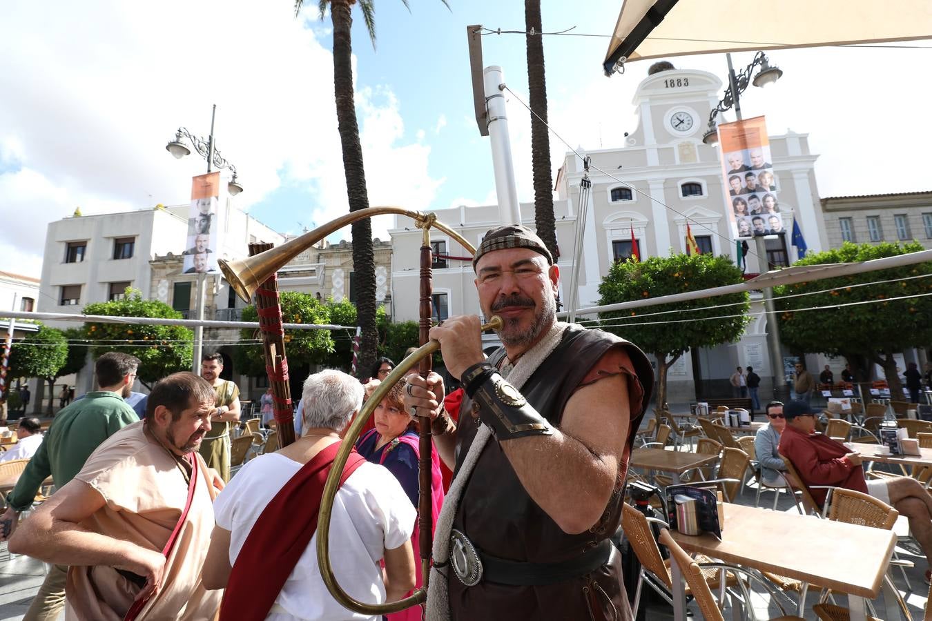 Recorrido infantil de los colegios de la ciudad ataviados de romanos con su estandarte. Plaza de España, Plaza de Santa Julia, Trajano, Concepción, San Francisco, Félix Valverde Lillo, Delgado Valencia, Santa Eulalia y Plaza de España, como motivo de la X Emerita Lvdica.
