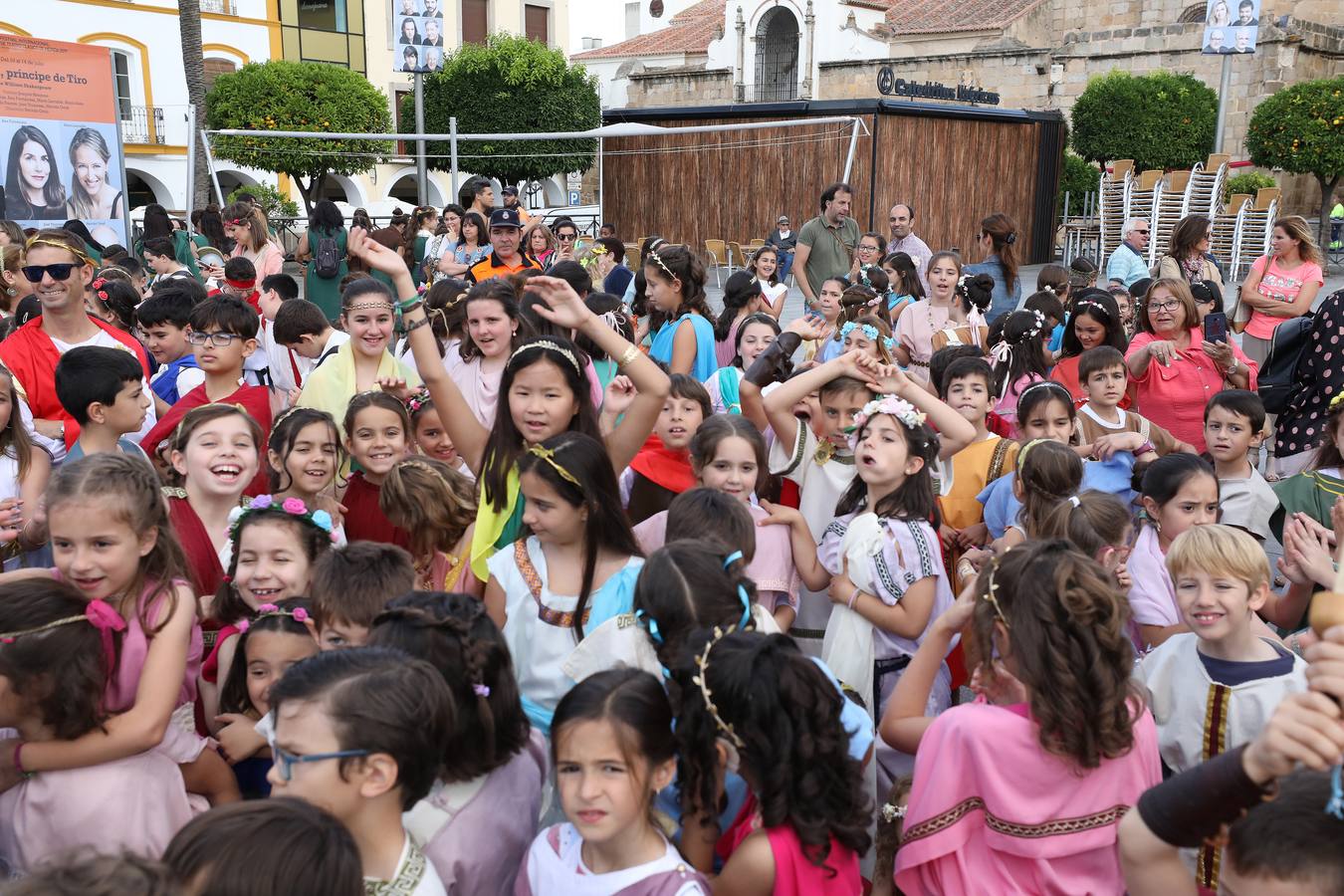 Recorrido infantil de los colegios de la ciudad ataviados de romanos con su estandarte. Plaza de España, Plaza de Santa Julia, Trajano, Concepción, San Francisco, Félix Valverde Lillo, Delgado Valencia, Santa Eulalia y Plaza de España, como motivo de la X Emerita Lvdica.