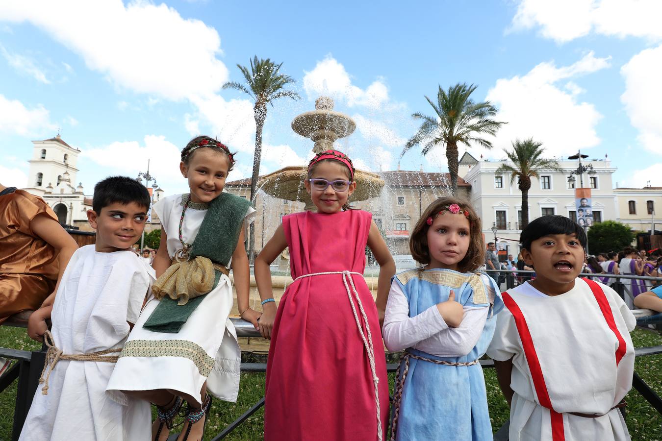Recorrido infantil de los colegios de la ciudad ataviados de romanos con su estandarte. Plaza de España, Plaza de Santa Julia, Trajano, Concepción, San Francisco, Félix Valverde Lillo, Delgado Valencia, Santa Eulalia y Plaza de España, como motivo de la X Emerita Lvdica.