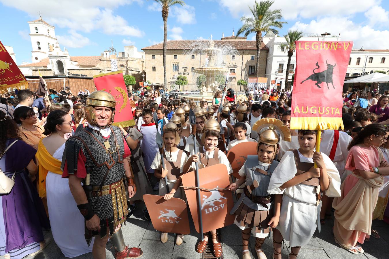 Recorrido infantil de los colegios de la ciudad ataviados de romanos con su estandarte. Plaza de España, Plaza de Santa Julia, Trajano, Concepción, San Francisco, Félix Valverde Lillo, Delgado Valencia, Santa Eulalia y Plaza de España, como motivo de la X Emerita Lvdica.