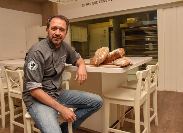 Eugenio Garrido, propietario de Pan Contigo en Badajoz. :: c. moreno