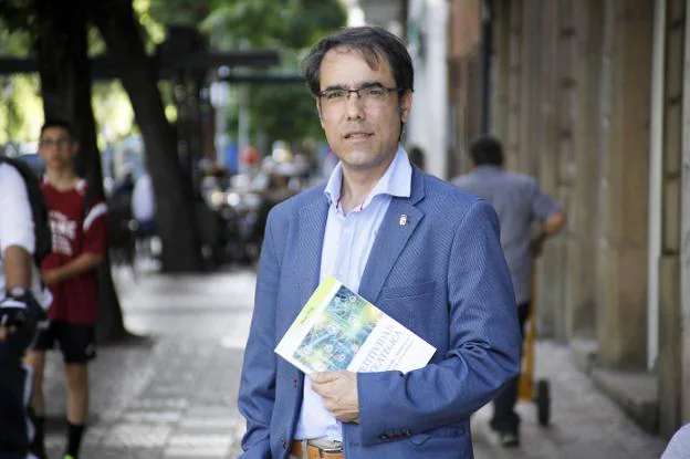Diego Peña con su libro, en la avenida de España. :: lorenzo cordero