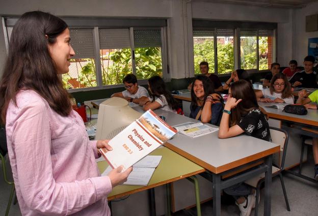 La profesora Isabel Estrada impartiendo una clase de Física y Química en el Bioclimático. :: C. M.