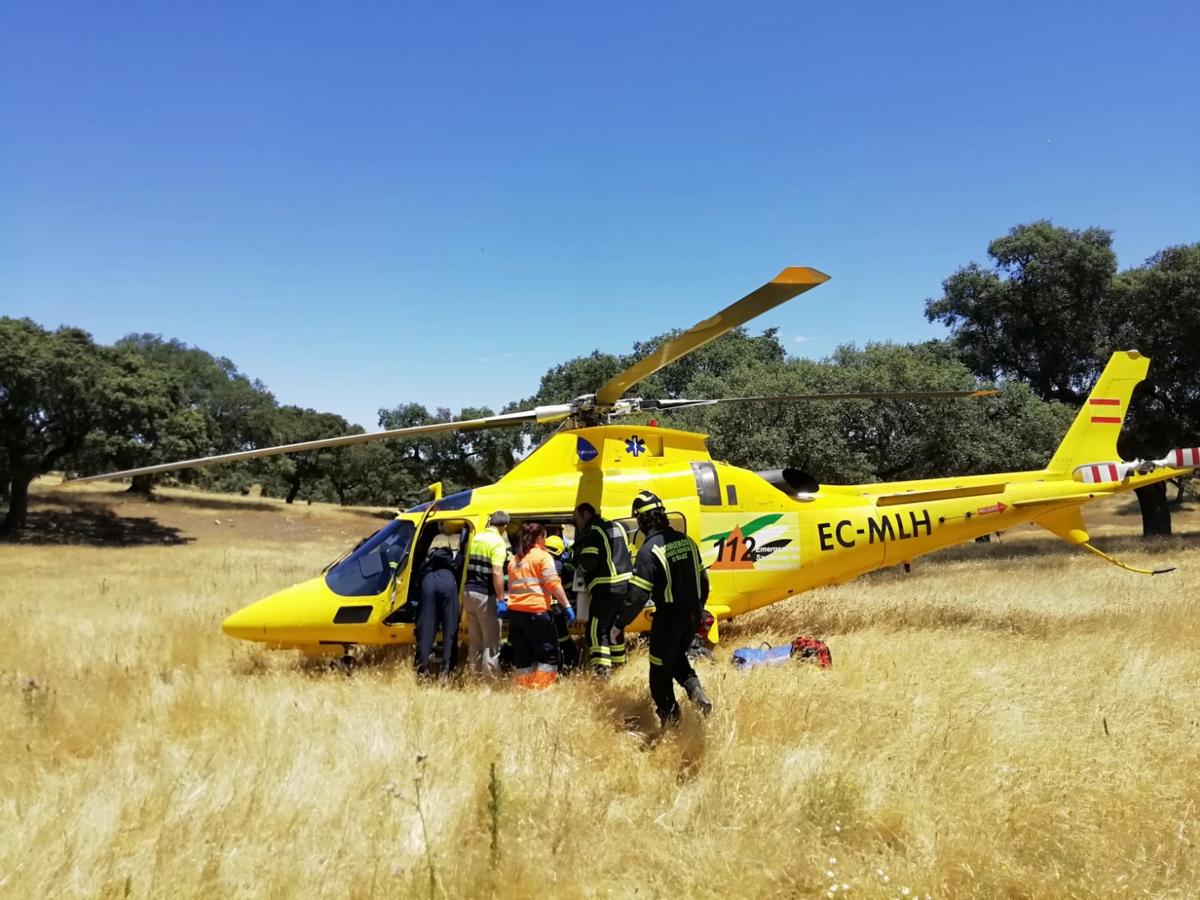 Los bomberos de llerena y Zafra tuvieron que excarcelar a la víctima del asiento del copiloto