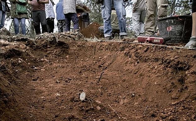 Imagen de una fosa que ilustra la portada del libro de Félix Población:: HOY