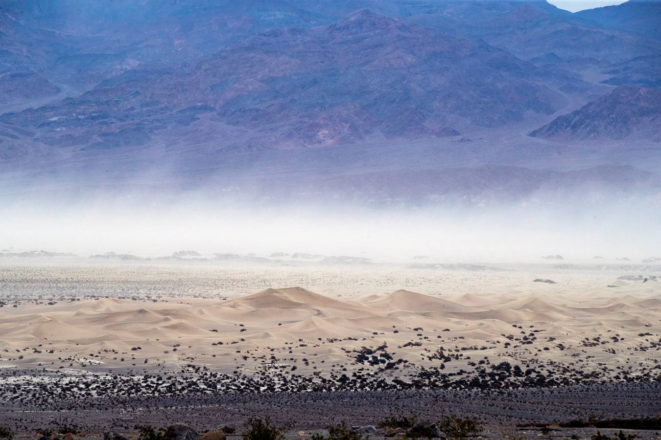 Imagen que muestra las dunas Mesquite vistas desde el Cañón Mosaic, en el Valle de la Muerte