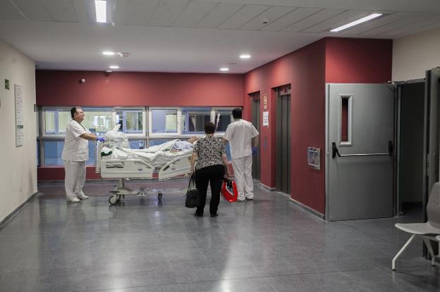 Imagen de una de las primeras hospitalizaciones del Universitario que se llevaron a cabo el pasado 28 de mayo. :: jorge rey