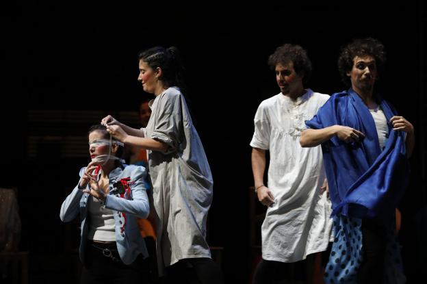 Representación de 'Comediantes' anoche en la plaza de San Jorge. :: lorenzo cordero.