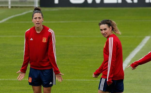 Jenni Hermoso y Mariona Caldentey, durante el entrenamiento de este jueves. 