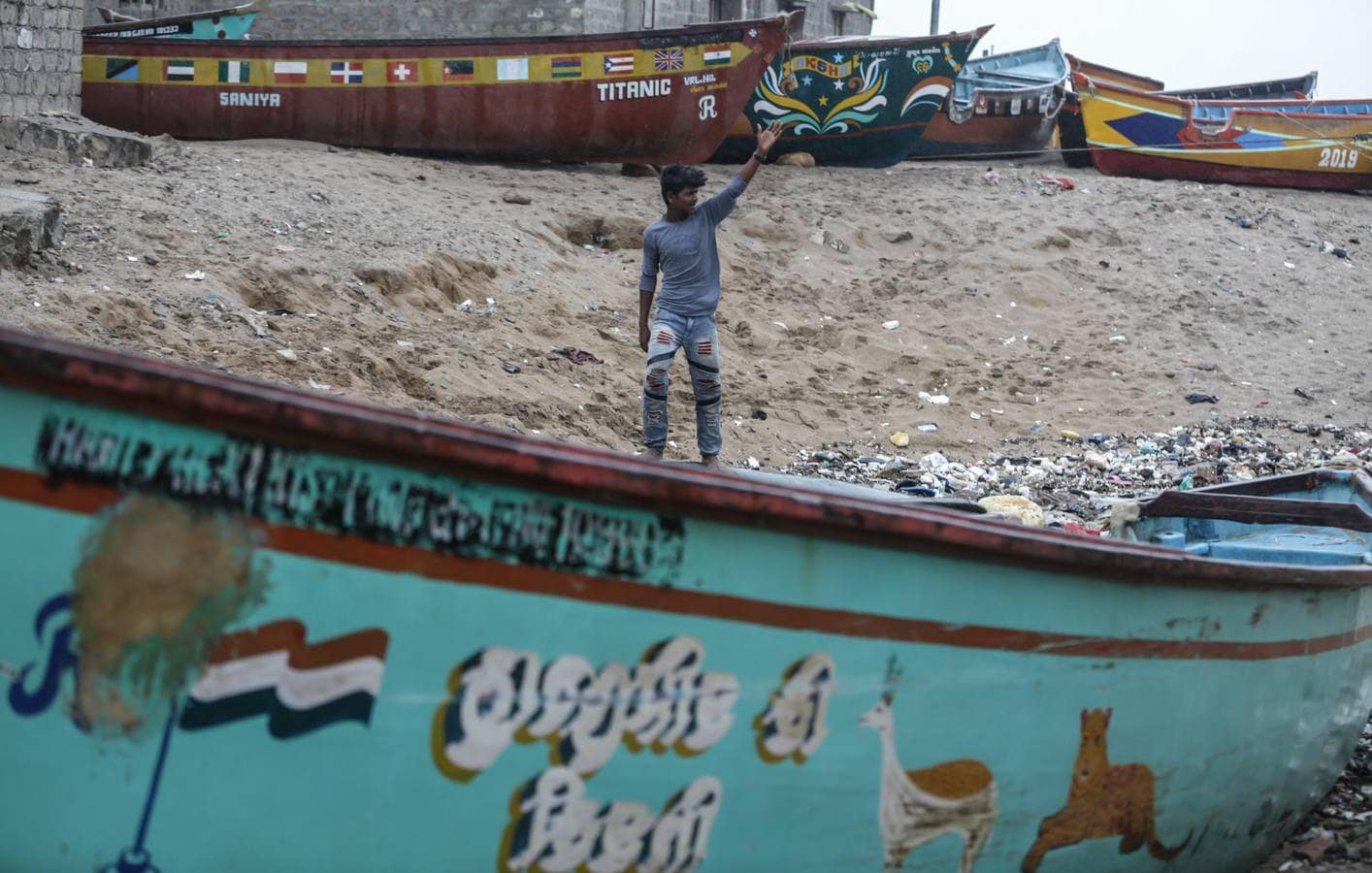 Los pescadores se preparan sacando los botes del mar arábigo ante la pronta llegada del ciclón Vayu a Veraval (india)