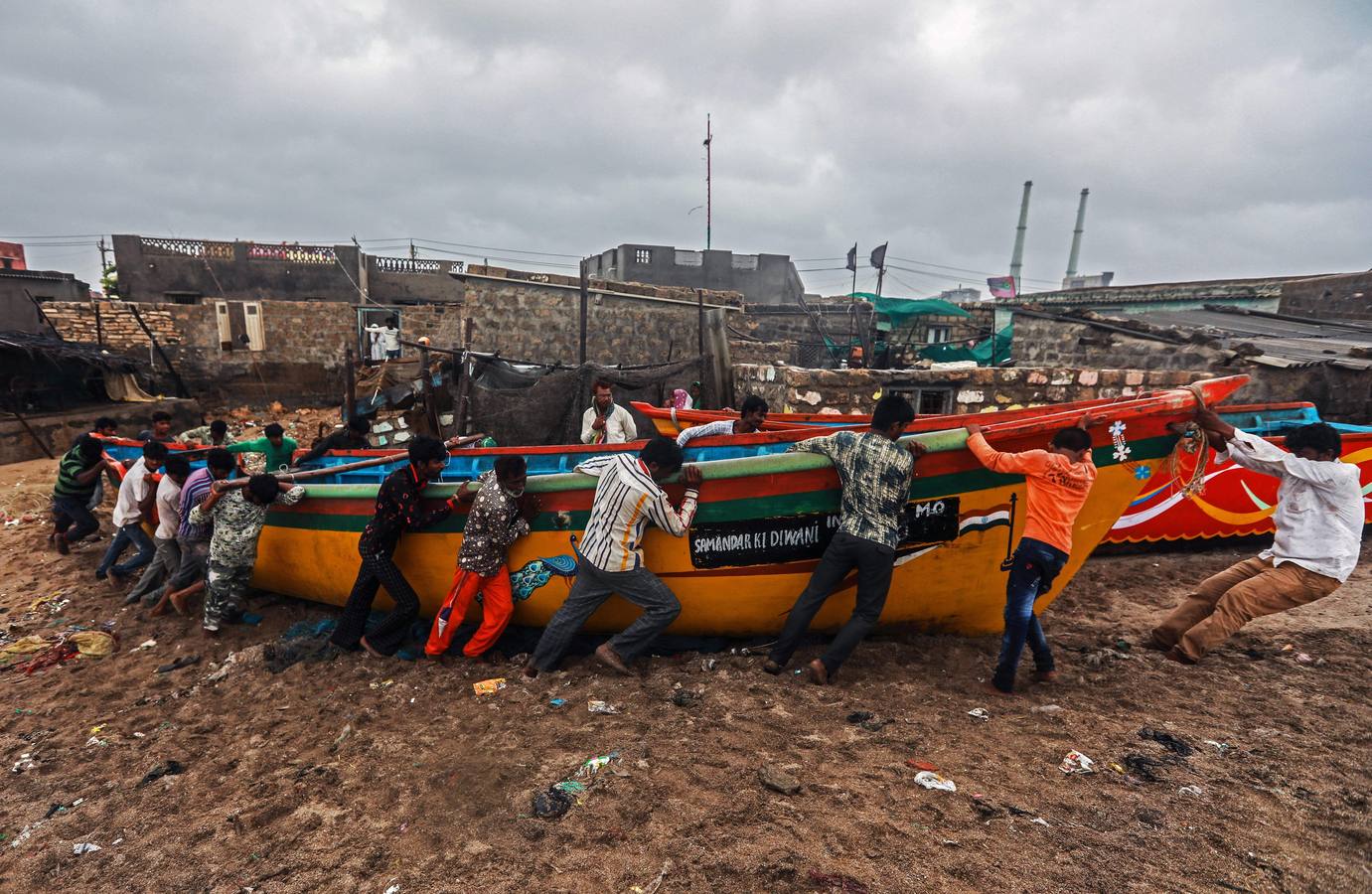 Los pescadores se preparan sacando los botes del mar arábigo ante la pronta llegada del ciclón Vayu a Veraval (india)