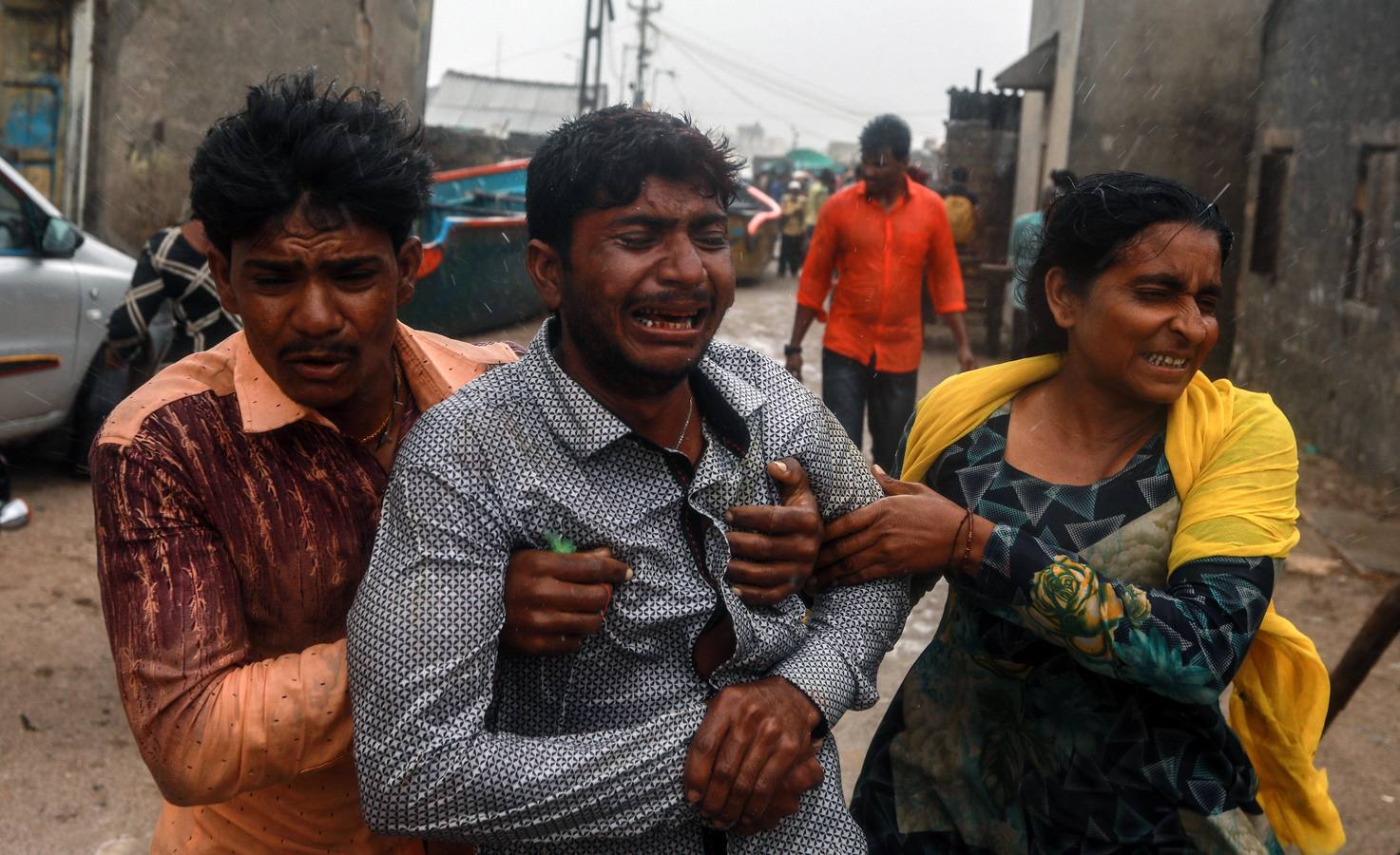 Los pescadores se preparan sacando los botes del mar arábigo ante la pronta llegada del ciclón Vayu a Veraval (india)