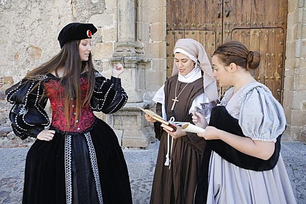 Las jóvenes actrices Beatriz Solís, Raquel Bejarano y Elena Leal. :: a. m.