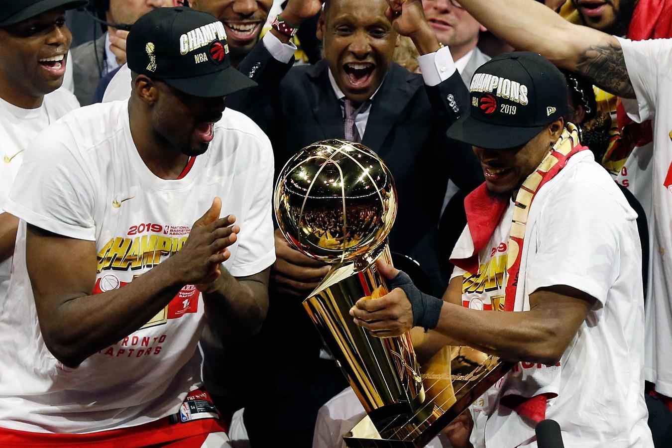 Ibaka y Lowry, junto a Masai Ujiri, presidente de los Raptors.