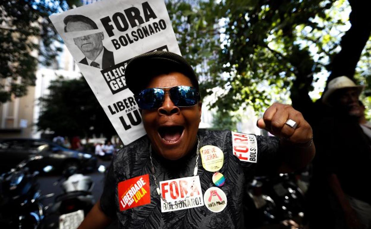 Brasil se moviliza contra el recorte de pensiones de Bolsonaro