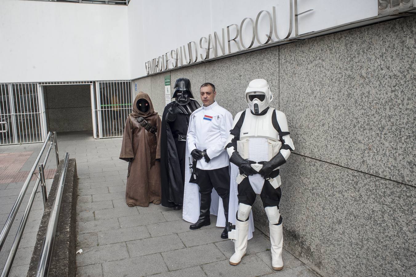 Poco se conoce en Badajoz la Legión 501. Acostumbran a moverse por el Hospital Universitario, el Materno o los centros de salud de la ciudad. Ayer se pasaron toda la tarde por el entorno del centro de salud de San Roque. Fotos, saludos o selfies callejeros para animar a los demás a pasarse por el vestíbulo del ambulatorio y donar sangre.