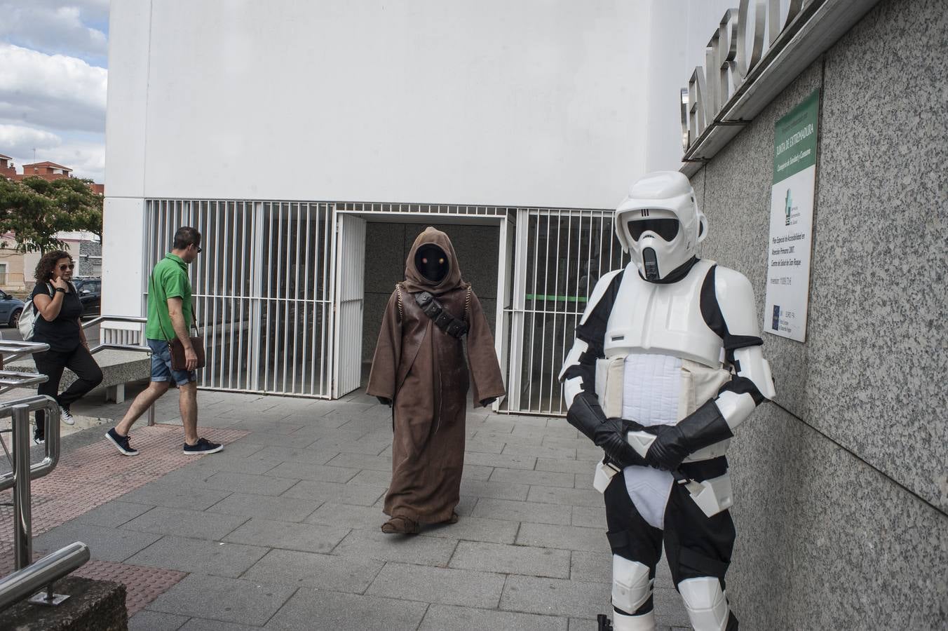 Poco se conoce en Badajoz la Legión 501. Acostumbran a moverse por el Hospital Universitario, el Materno o los centros de salud de la ciudad. Ayer se pasaron toda la tarde por el entorno del centro de salud de San Roque. Fotos, saludos o selfies callejeros para animar a los demás a pasarse por el vestíbulo del ambulatorio y donar sangre.