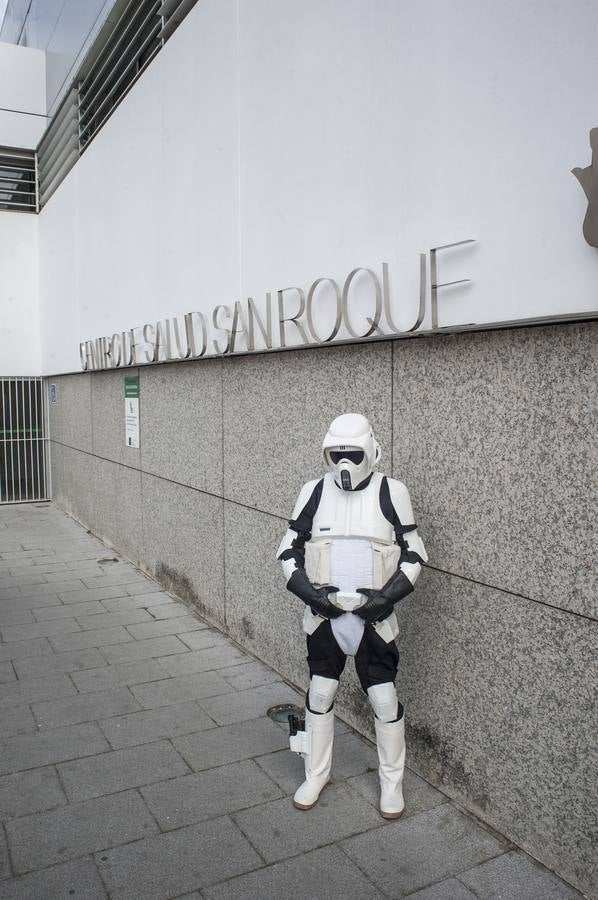 Poco se conoce en Badajoz la Legión 501. Acostumbran a moverse por el Hospital Universitario, el Materno o los centros de salud de la ciudad. Ayer se pasaron toda la tarde por el entorno del centro de salud de San Roque. Fotos, saludos o selfies callejeros para animar a los demás a pasarse por el vestíbulo del ambulatorio y donar sangre.