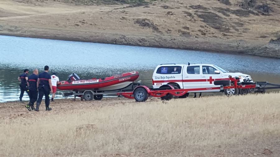 Los equipos de emergencia han rescatado a otras dos personas, que también habían caído desde una embarcación 