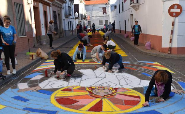 Los vecinos se afanan para que las calles de San Vicente luzcan así de coloridas:: HOY