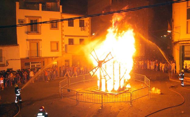 El barrio placentino de San Juan volverá a quemar su falla.: HOY