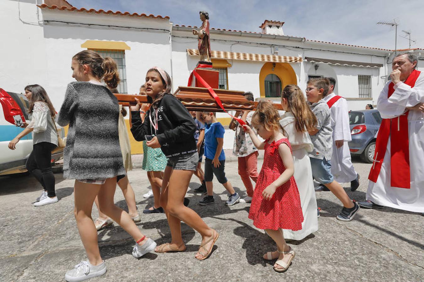 Fotos: Niños procesionan a San Vito mientras su ermita sigue en ruinas