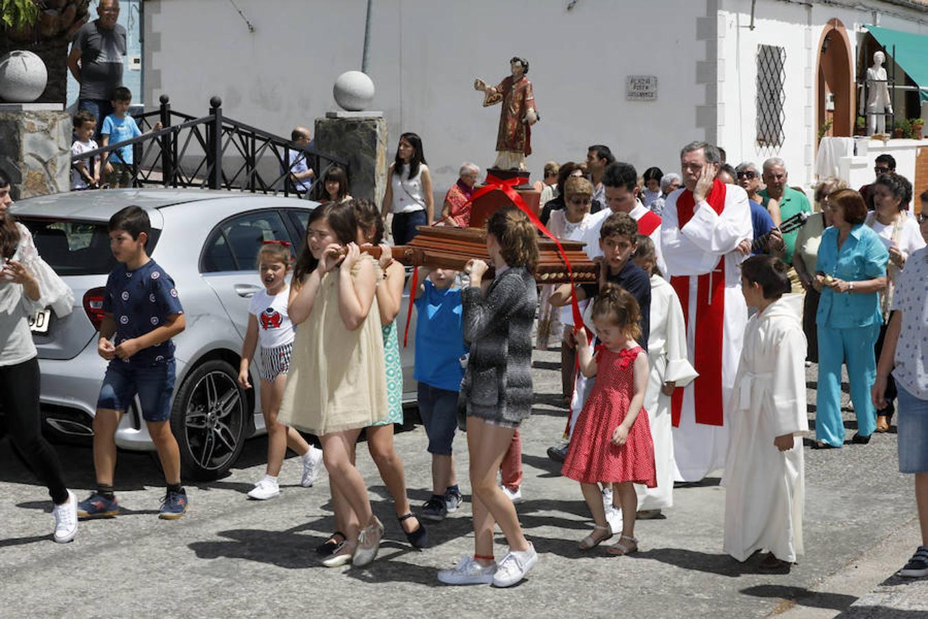 Fotos: Niños procesionan a San Vito mientras su ermita sigue en ruinas