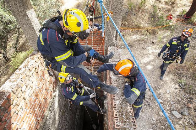 Los bomberos cacereños descendieron hasta el interior de un pozo de unos 30 metros de fondo. :: j. rey
