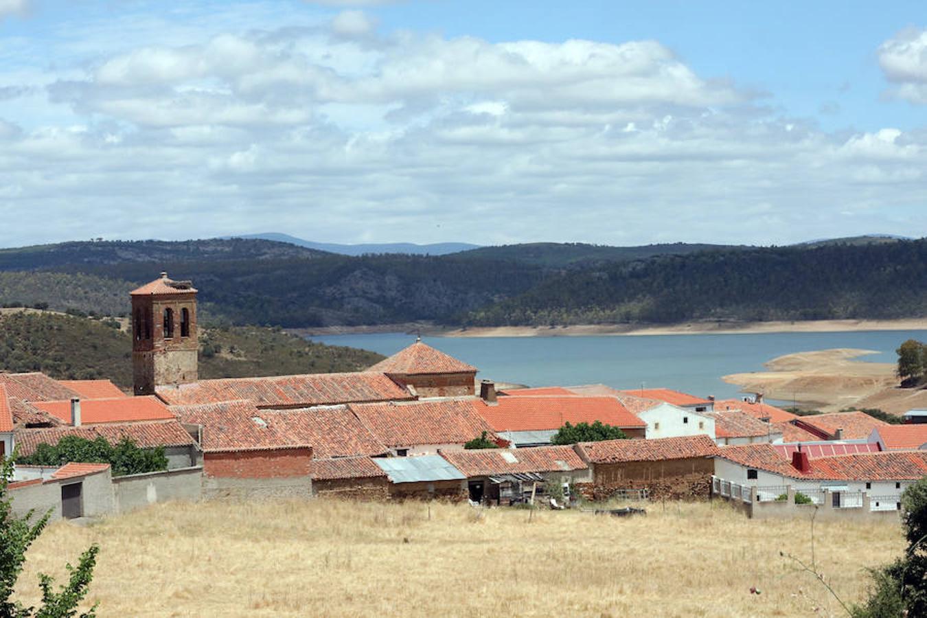 Once pueblos pacenses componen un territorio que goza de una gran variedad de hábitats, que sirven para dar cobijo a diferentes especies de flora y fauna