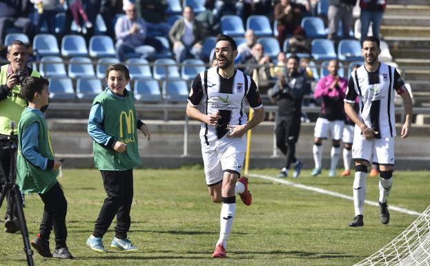 Guzmán celebra un gol del Badajoz en el partido ante el San Fernando. 